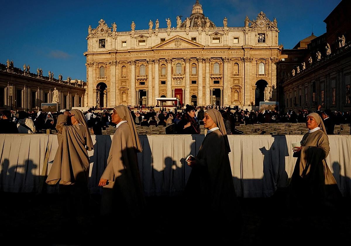 Unas religiosas en circulan por uno de los pasillos de la plaza de San Pedro