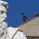 Bajo la minúscula chimenea de la fumata: la Capilla Sixtina se engalana