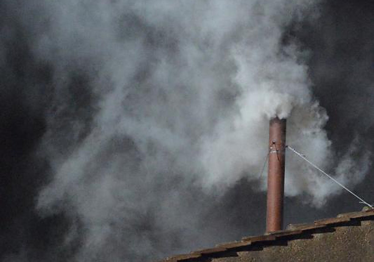 Imagen de la fumata blanca que da comienzo a un nuevo pontificado