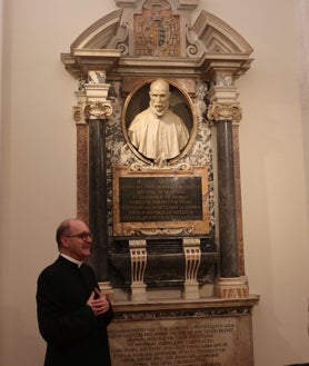 Imagen secundaria 2 - En la imagen principal, el cardenal José Cobo oficiando la misa; en la horizontal secundaria, la tumba de Veteta; en la vertical, el busto de Bernini con el rector Jaime Brosel