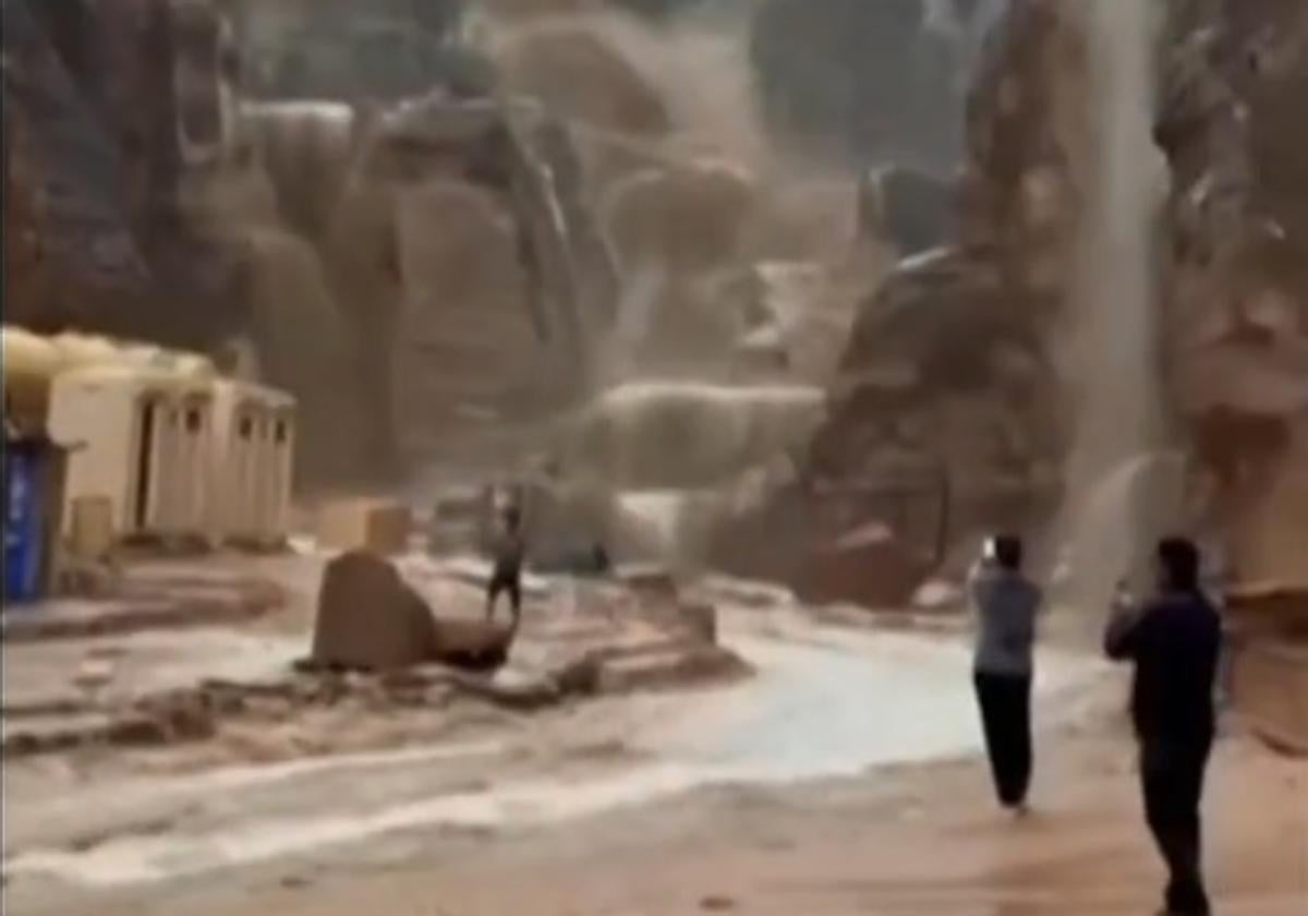 Al menos dos muertos y cerca de 2.000 turistas evacuados por las inundaciones provocadas por las fuertes lluvias en Jordania