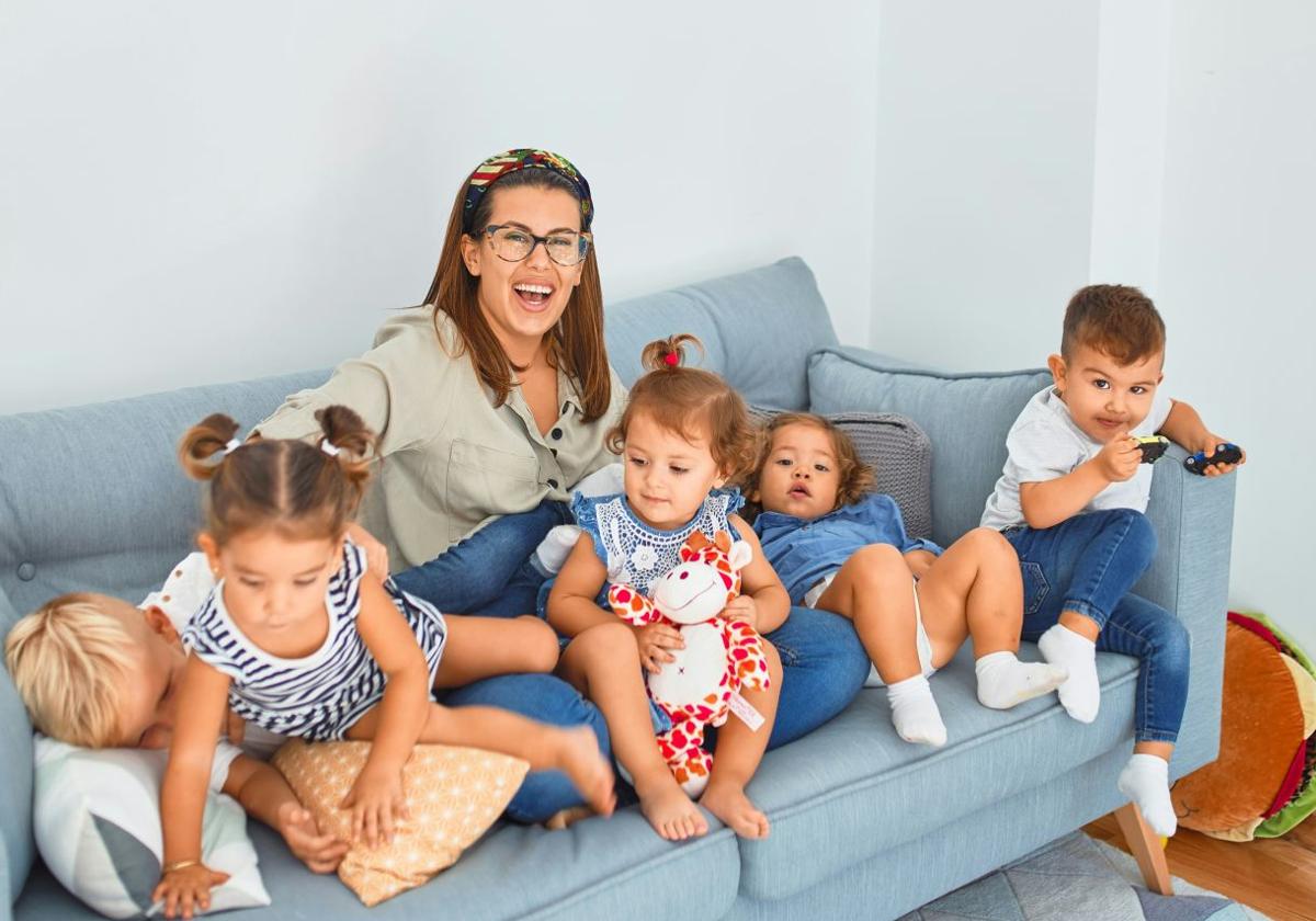 Una madre de familia numerosa junto a sus hijos