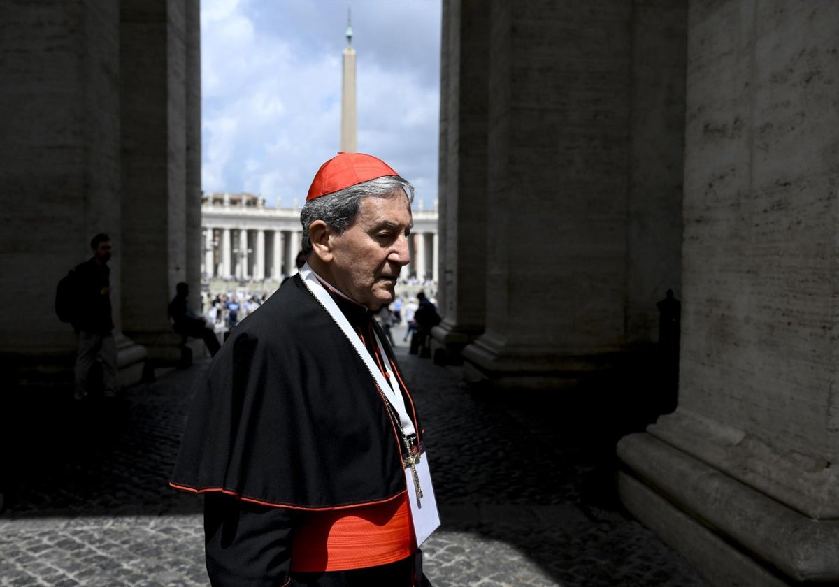El cardenal Rubén Salazar Gómez camina por la Plaza de San Pedro para la reunión de la Congregación General de Cardenales, en la Ciudad del Vaticano, ayer lunes. Los cardenales continuaron sus deliberaciones hasta hoy