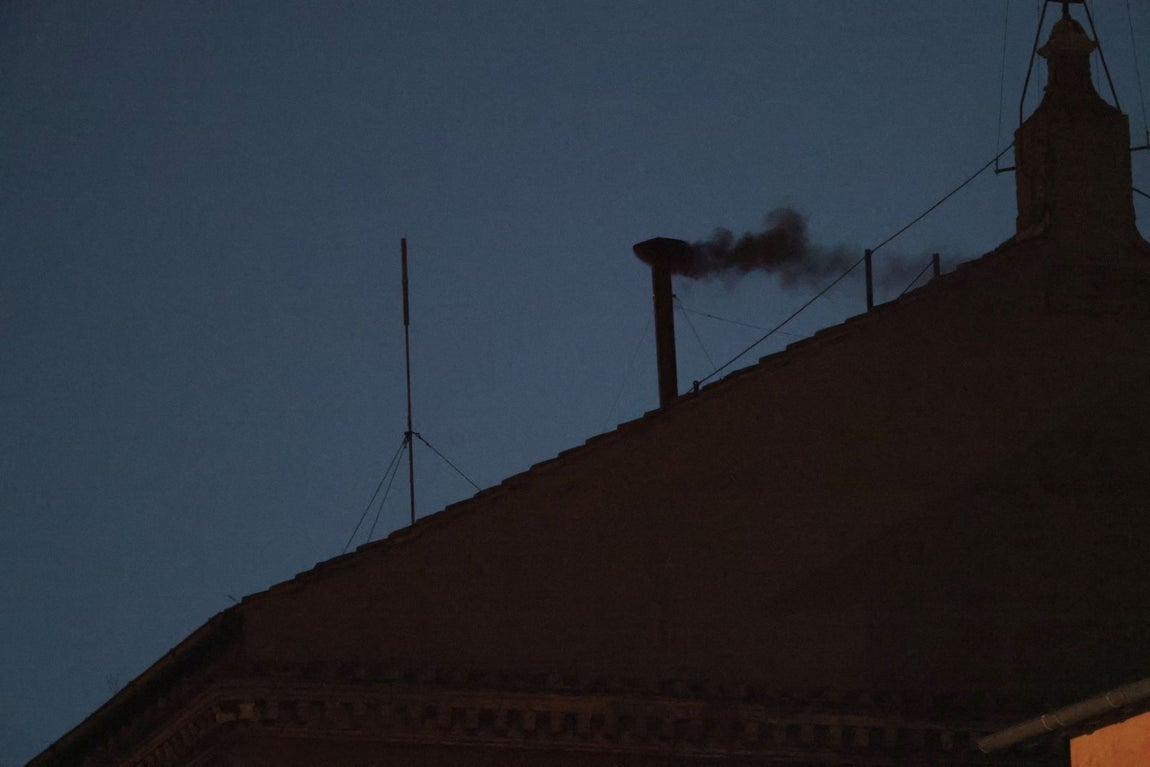 Momento en el que sale la fumata negra de la Capilla Sixtina.