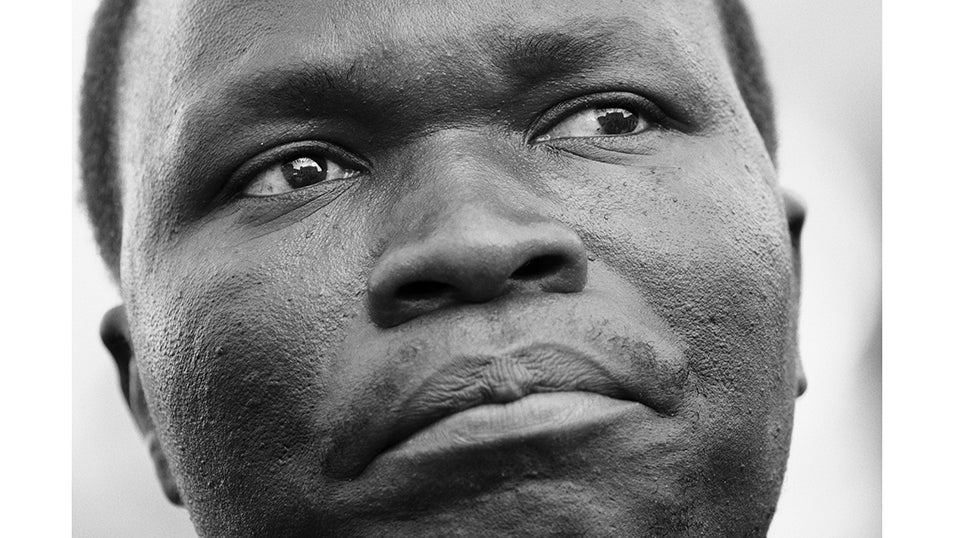 Una sacerdote se emociona en el que el Papa León XIV sale al balcón de la Plaza San Pedro