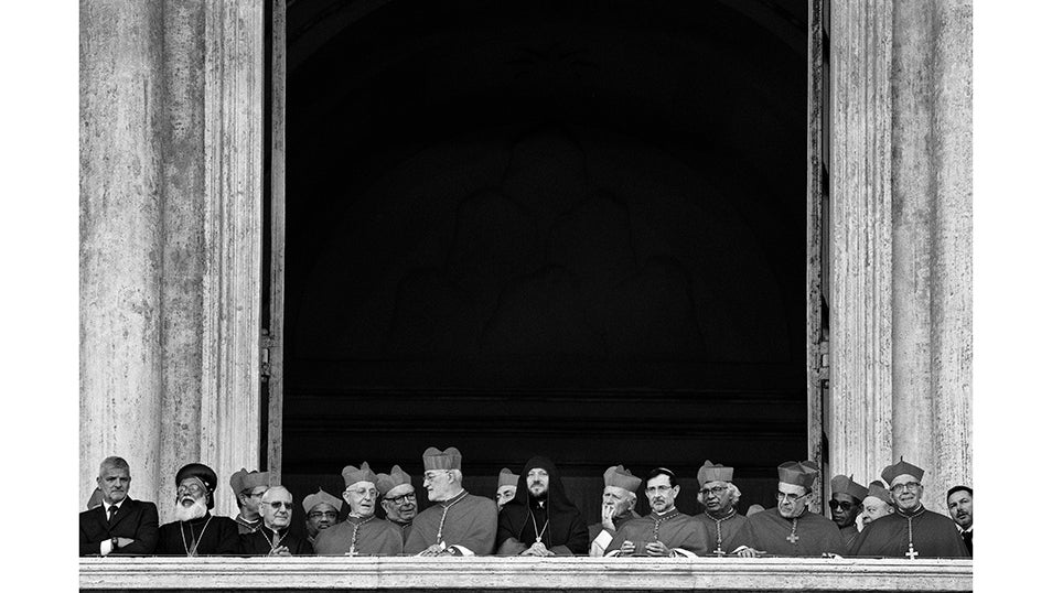 Un grupo de cardenales se asoma por unos de los balcones de la Plaza De San Pedro