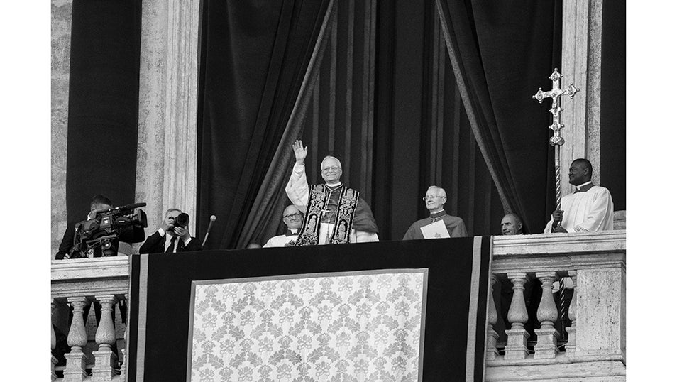 El nuevo Papa, Robert Prevost que regirá la Iglesia como el Papa León XIV sale al balcón de la Plaza De San Pedro