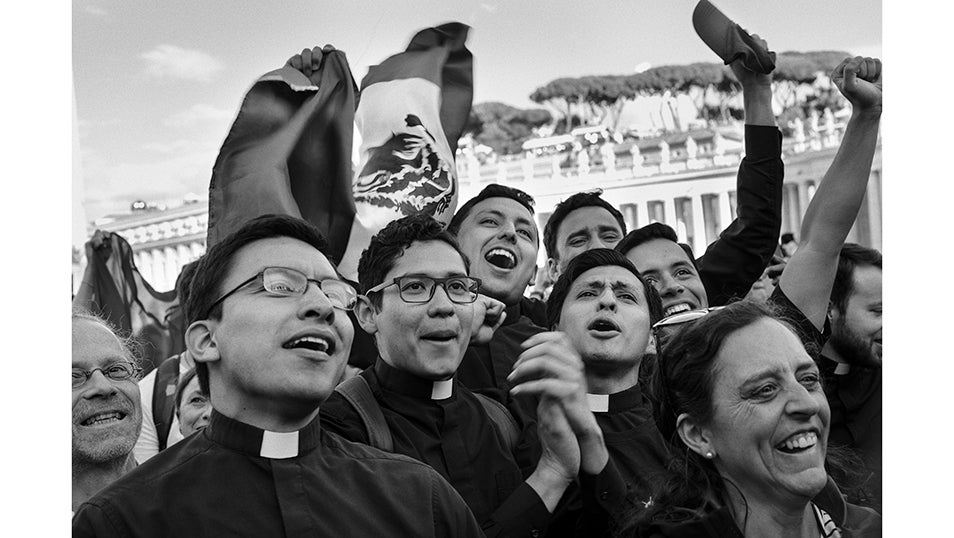 Un grupo de sacerdotes celebra la elección del nuevo Papa, Robert Prevost que regirá la Iglesia como el Papa León XIV