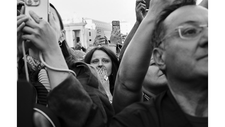 Una mujer no puede contener su emoción tras conocer la elección del nuevo Papa, el Papa León XIV