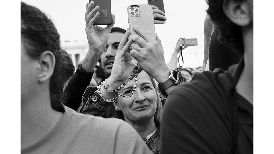 Una mujer entre la emoción y la alegría documenta el momento en el que el Papa León XIV sale al balcón de la Plaza San Pedro