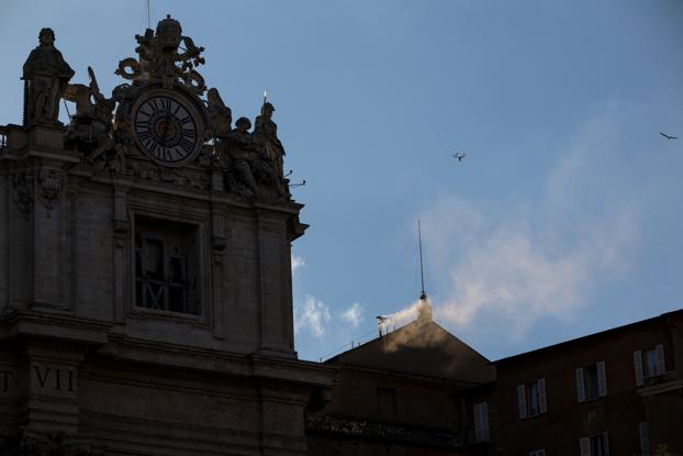 La chimenea de la Basílica de San Pedro anuncia con humo blanco la elección de un nuevo Papa
