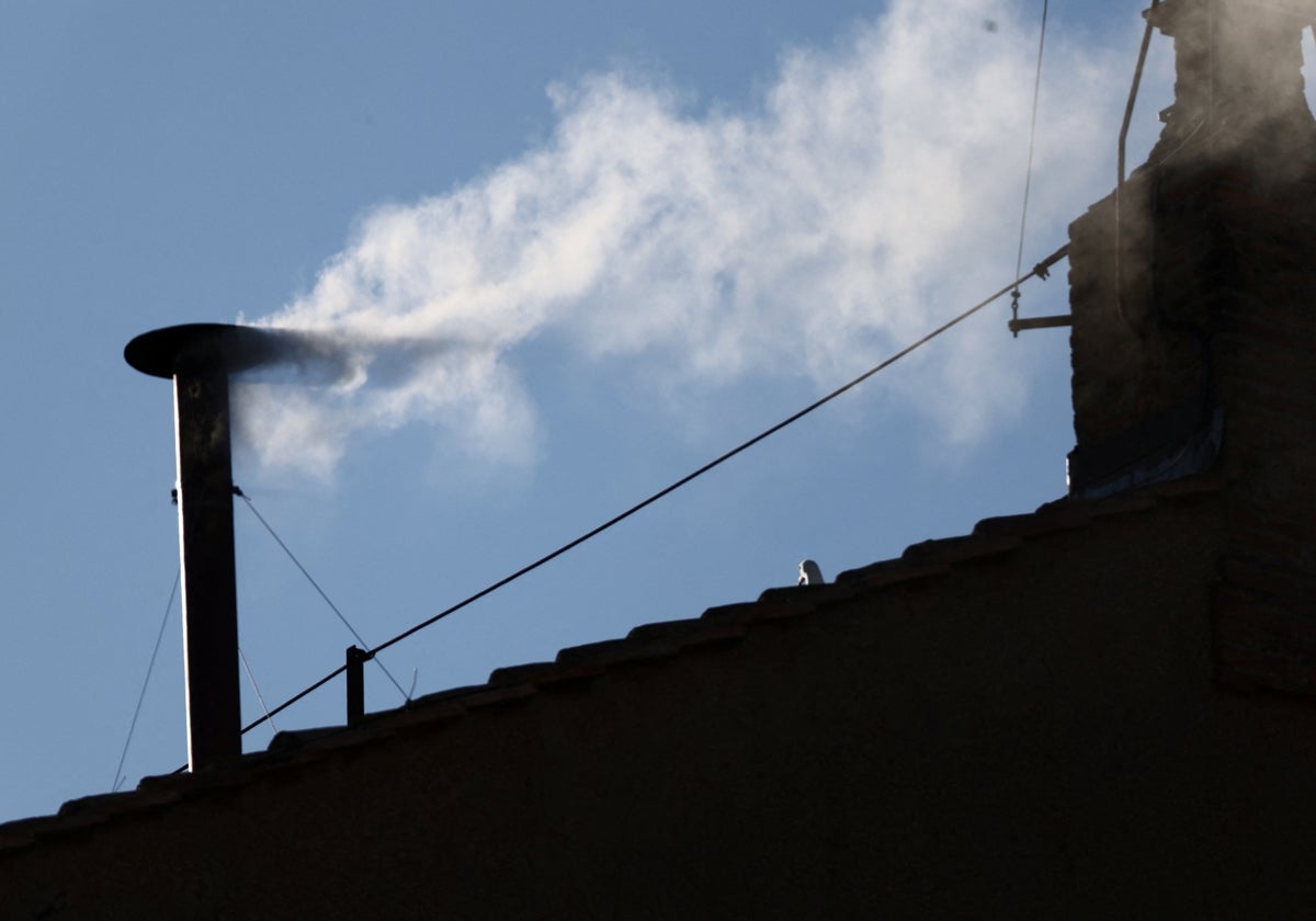 Fumata blanca en la chimenea instalada sobre la Capilla Sixtina.