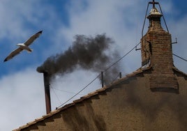 La segunda fumata negra corrobora que todo va según lo previsto en la Sixtina