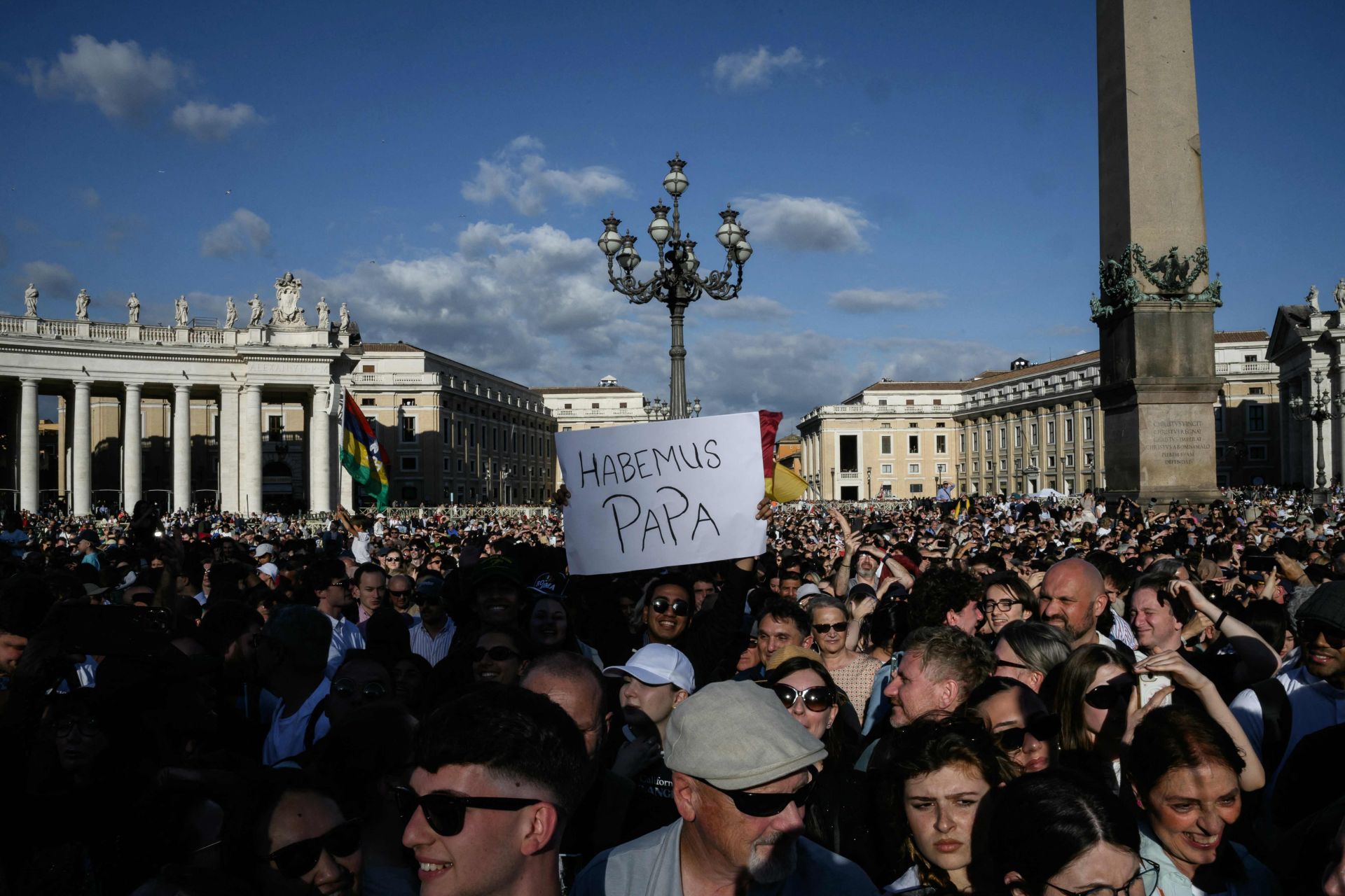 Carteles de 'Habemus Papa' entre los asistentes a la Plaza de San Pedro. 