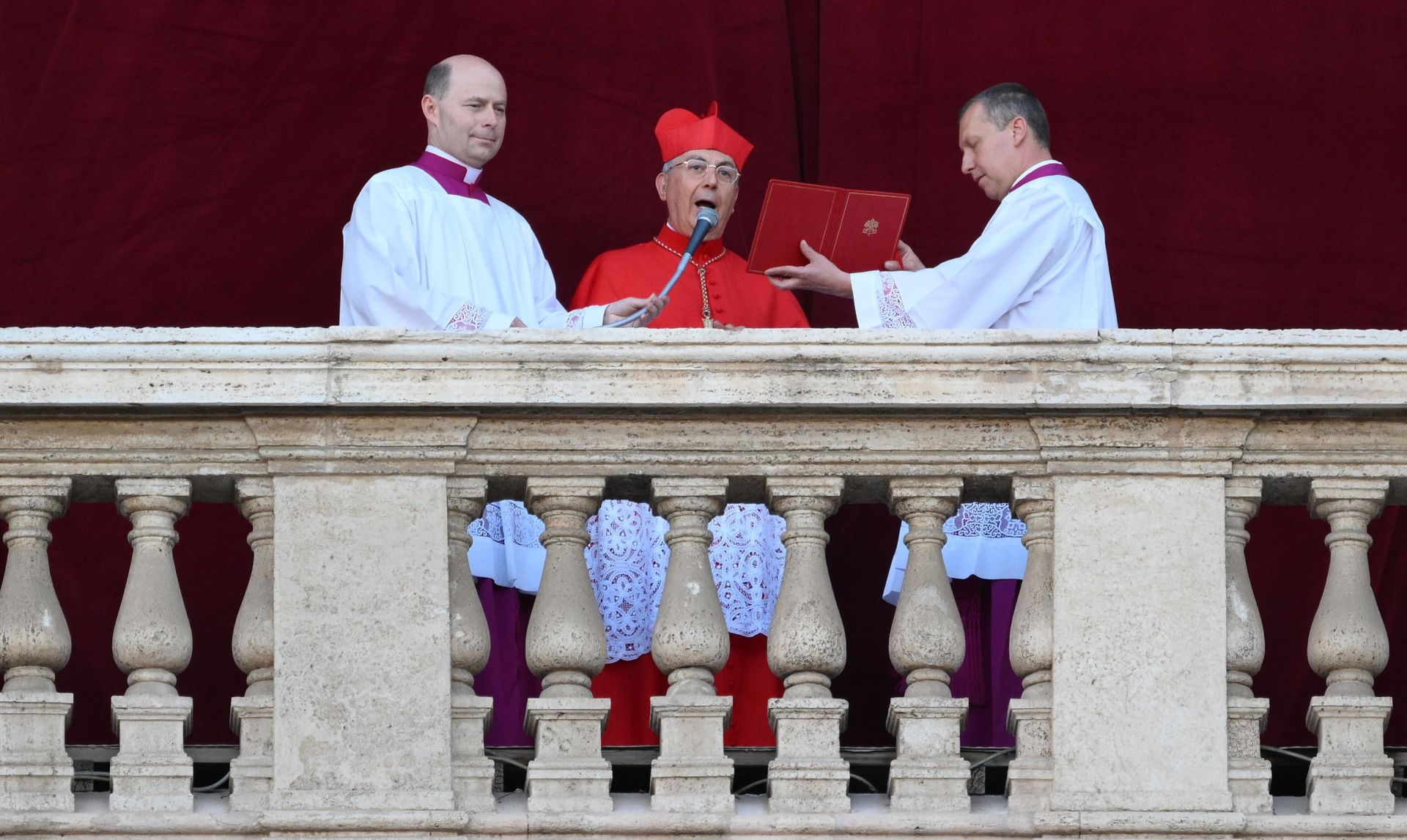 Dominique Mamberti presenta al nuevo Papa, León XIV.