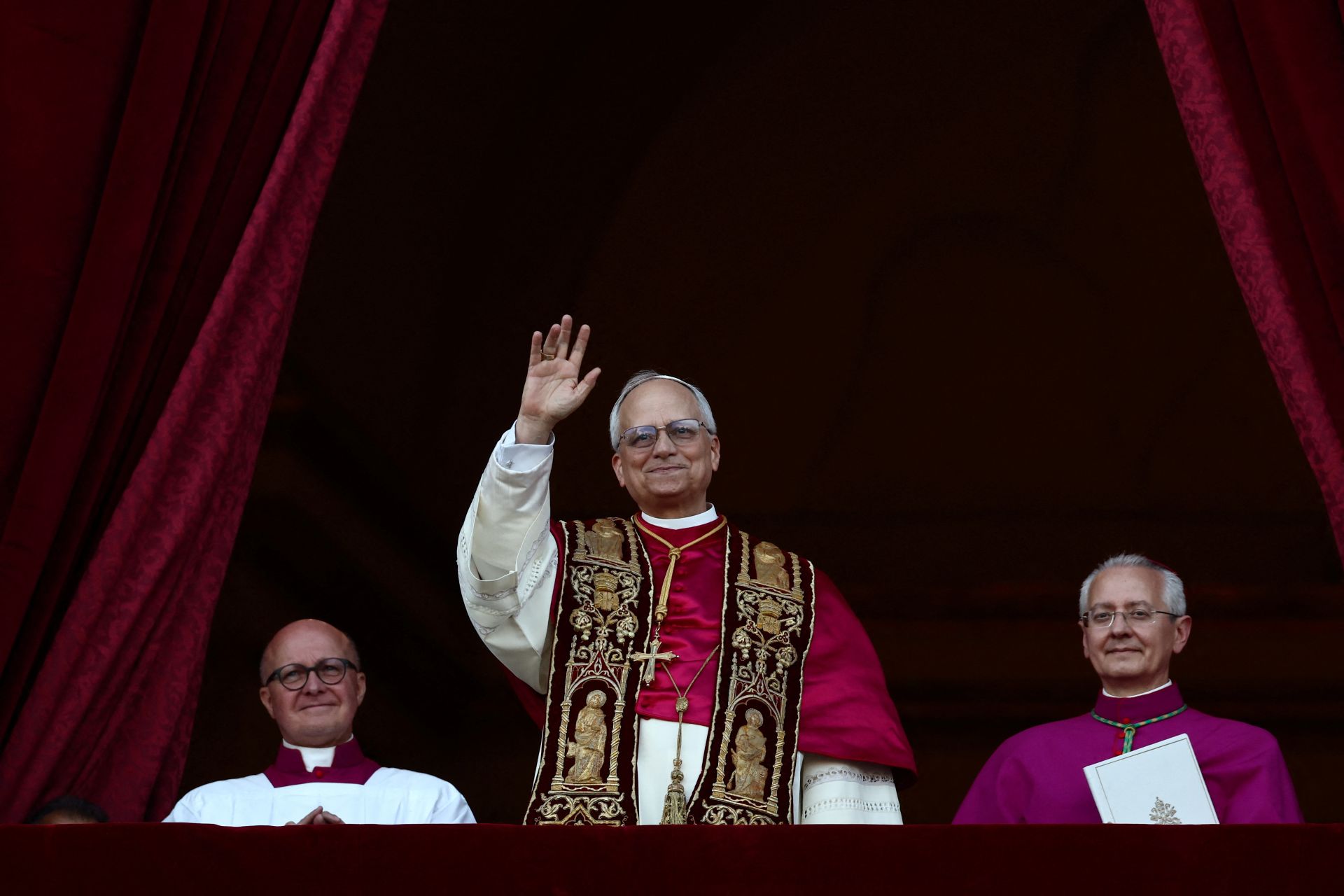 El Papa León XIV saluda a los fieles congregados en la Plaza de San Pedro.