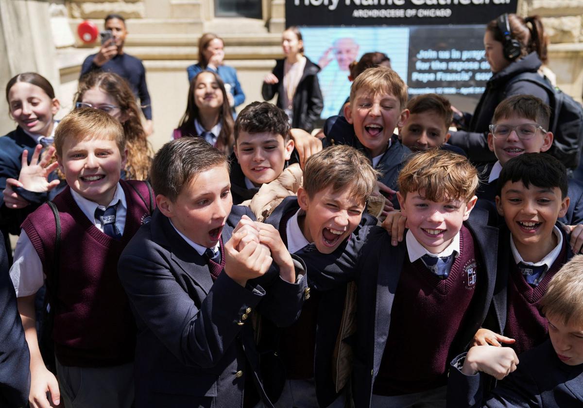 Niños de un colegio católico de Chicago celebrar el nombramiento de León XIV