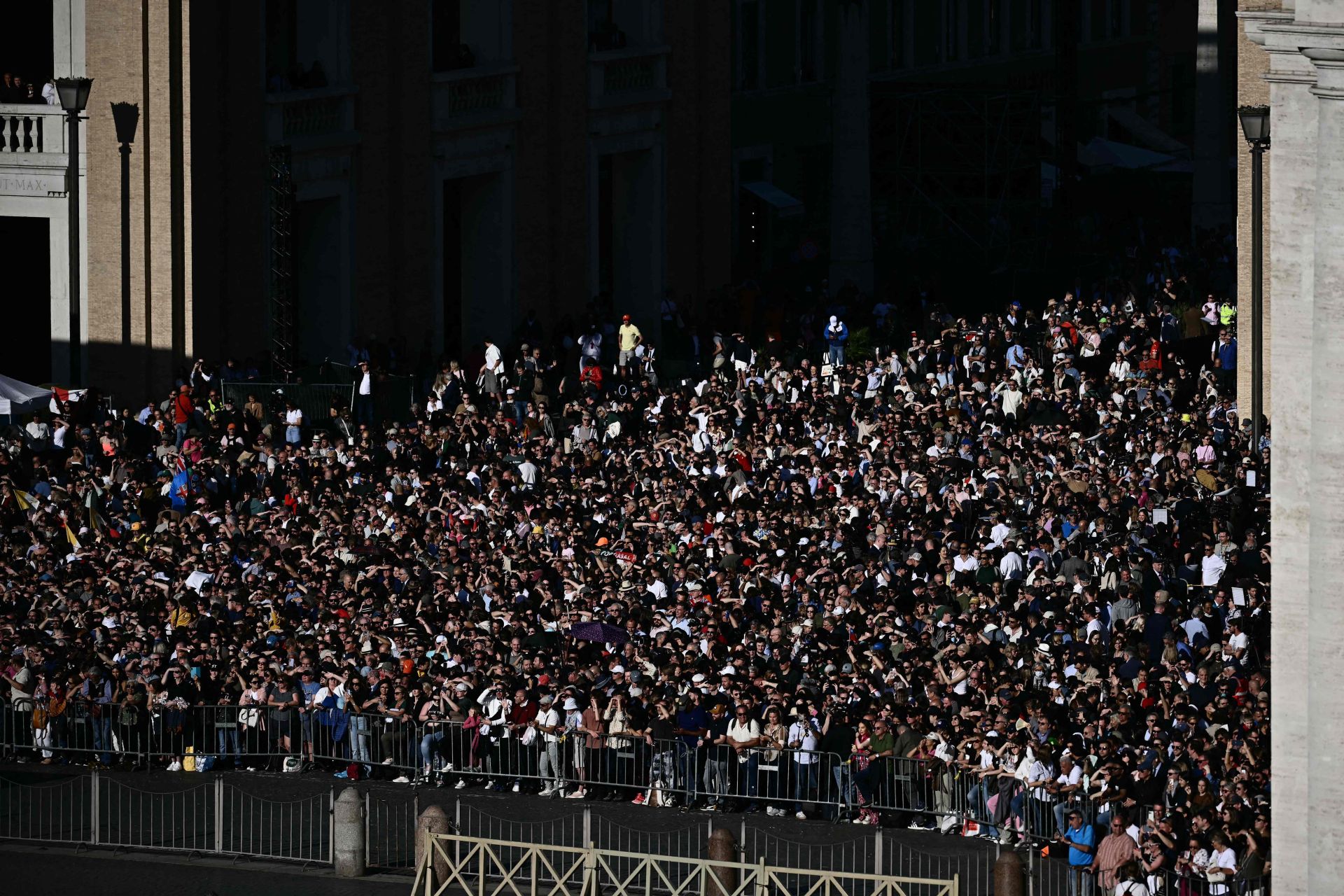 La muchedumbre espera a conocer al nuevo Papa.