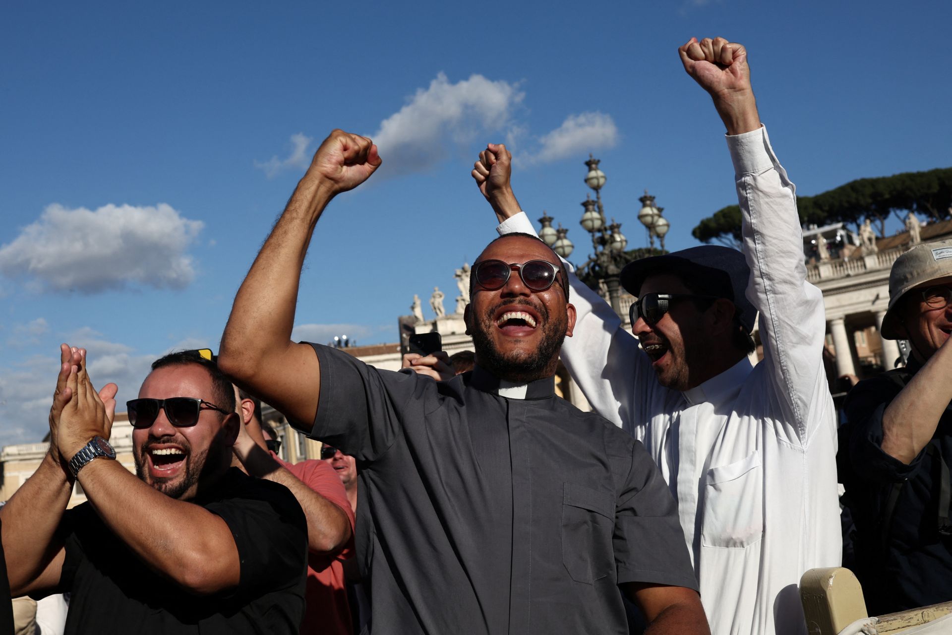 Celebraciones en la Plaza de San Pedro tras la llegada del nuevo Papa.