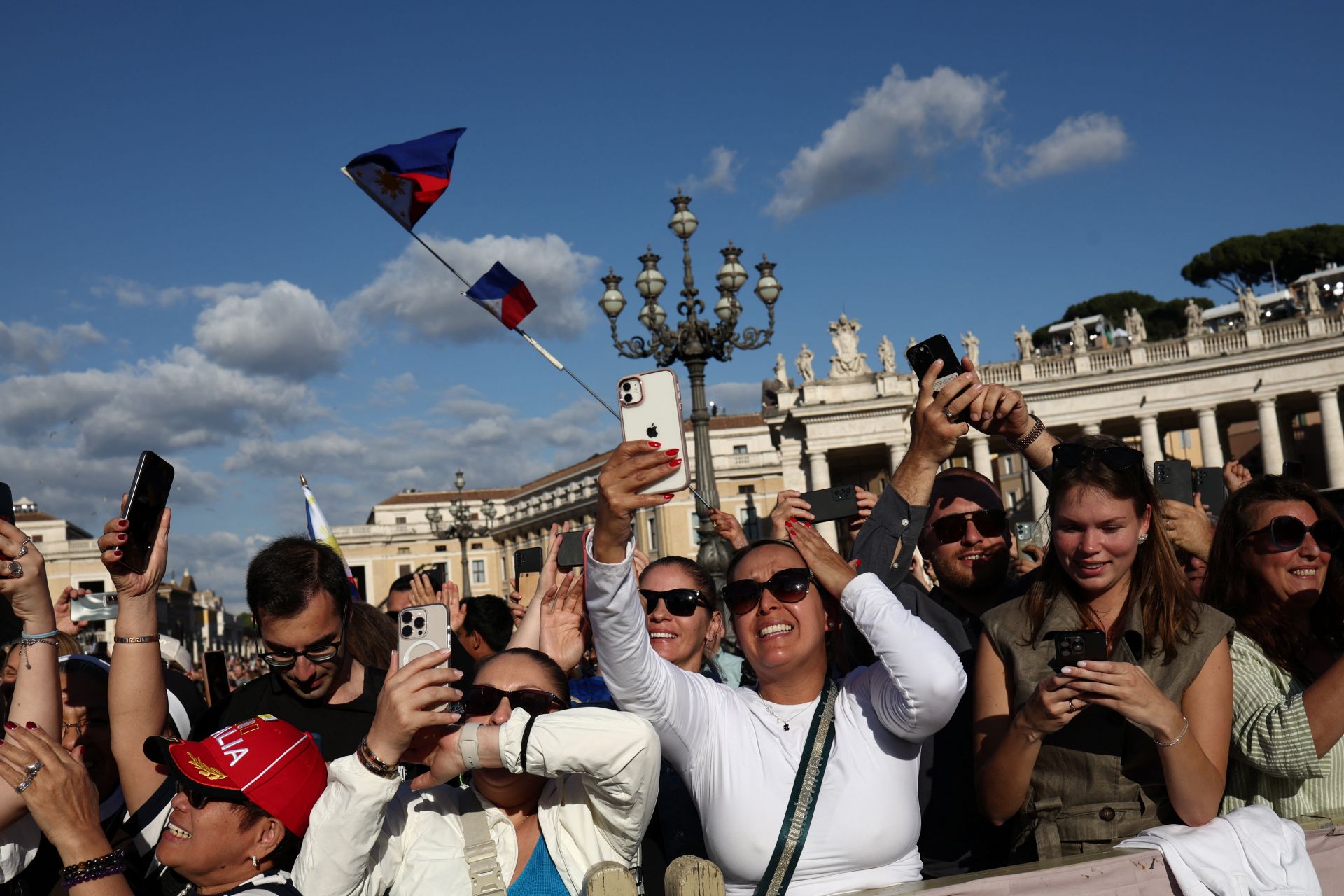 Celebraciones en la Plaza de San Pedro tras la fumata blanca.