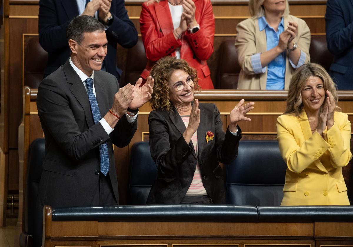 Pedro Sánchez junto a María Jesús Montero y Yolanda Díaz, en el Congreso este jueves