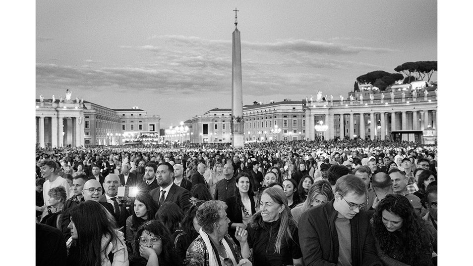 En imágenes, la primera fumata negra