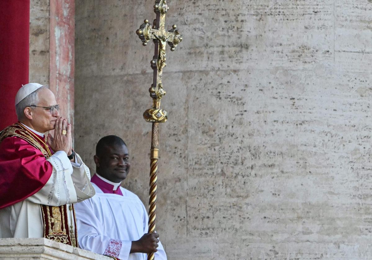León XIV, primer agustino elegido Papa, saluda a los fieles en San Pedro
