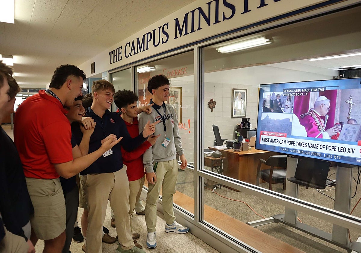 Alumnos del St Rita of Cascia, en Chicago, donde el Papa fue profesor de Física, siguen su discurso