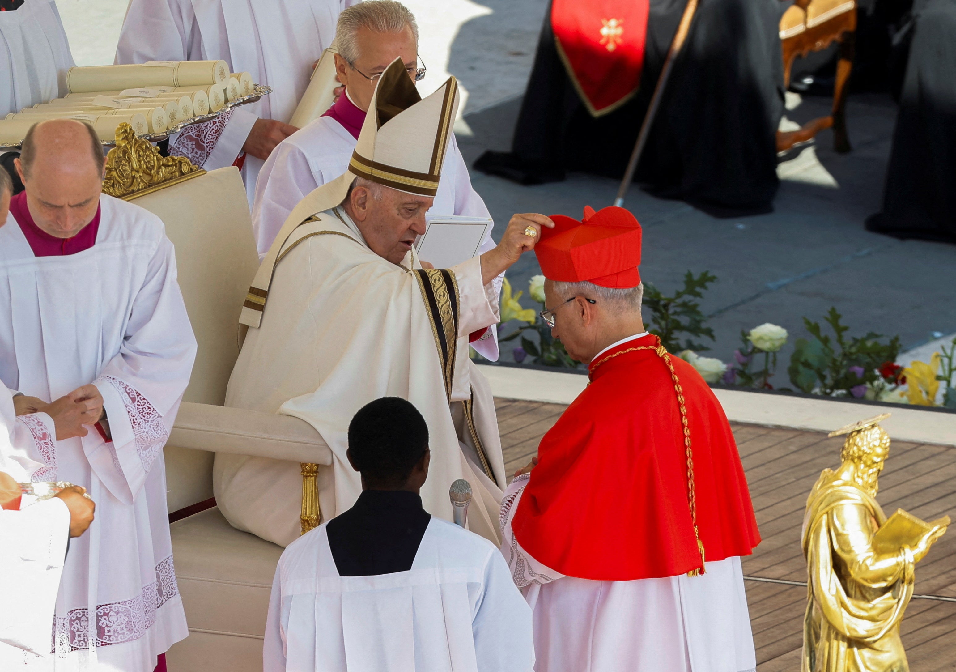 El Papa Francisco bendice al entonces cardenal Prevost en 2023, año en que le llamó para darle responsabilidades dentro del Vaticano.