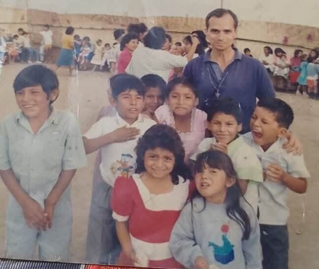 Un joven Prevost, fotografiado como misionero en Perú