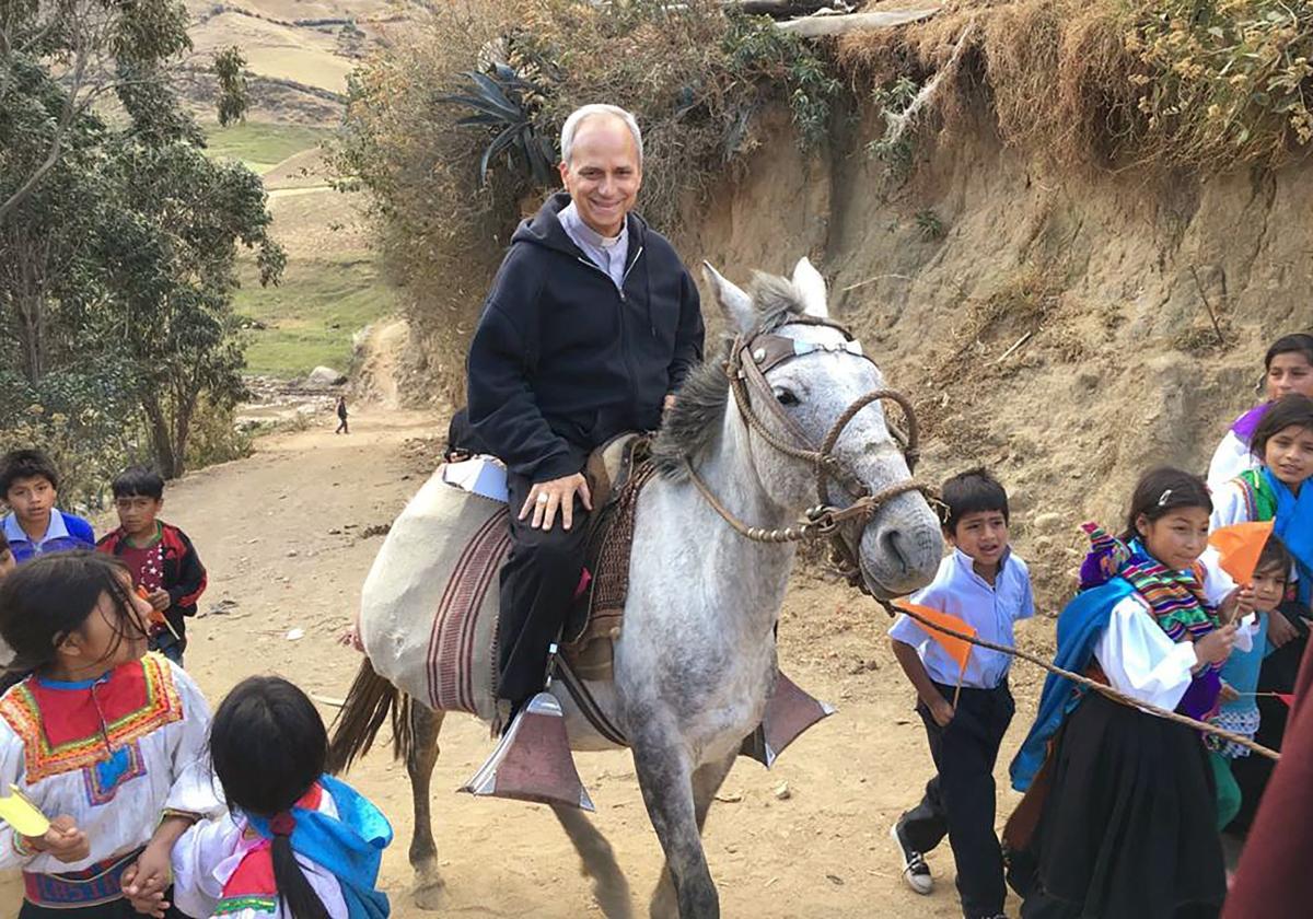 Robert Prevost montando a caballo en Chiclayo, Perú