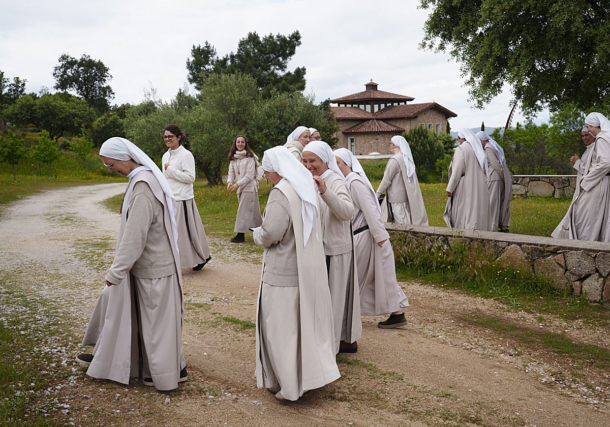 Varias religiosas agustinas paseando por el monasterio