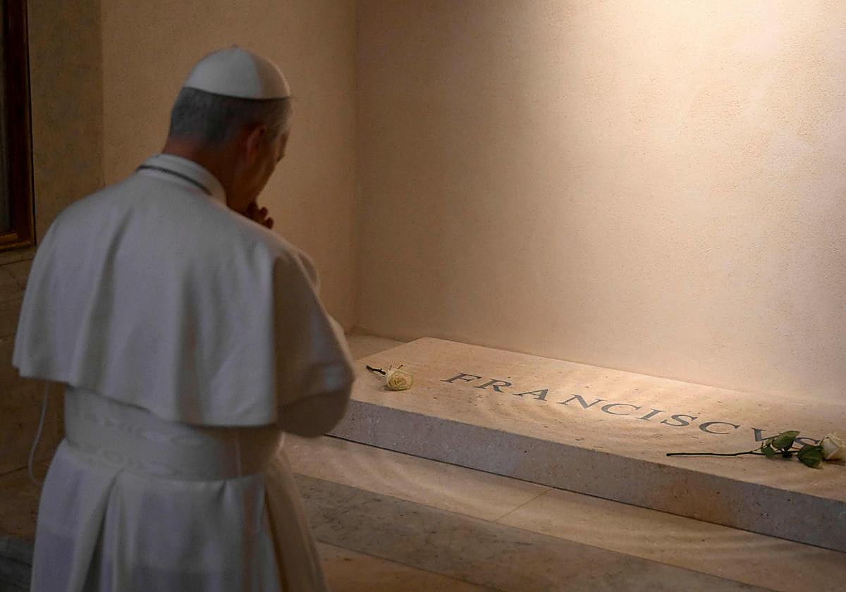 León XIV orando ante la tumba de Francisco, en Santa María la Mayor, en Roma