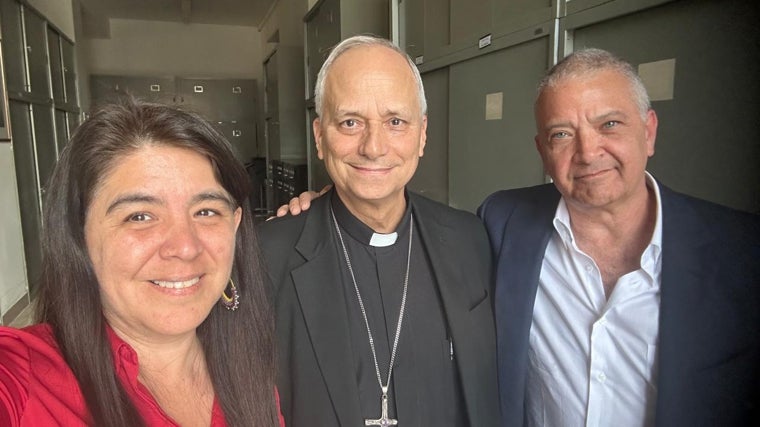 Junto a los periodistas peruanos Paola Ugaz y Pedro Salinas, que desvelaron los abusos del Sodalicio