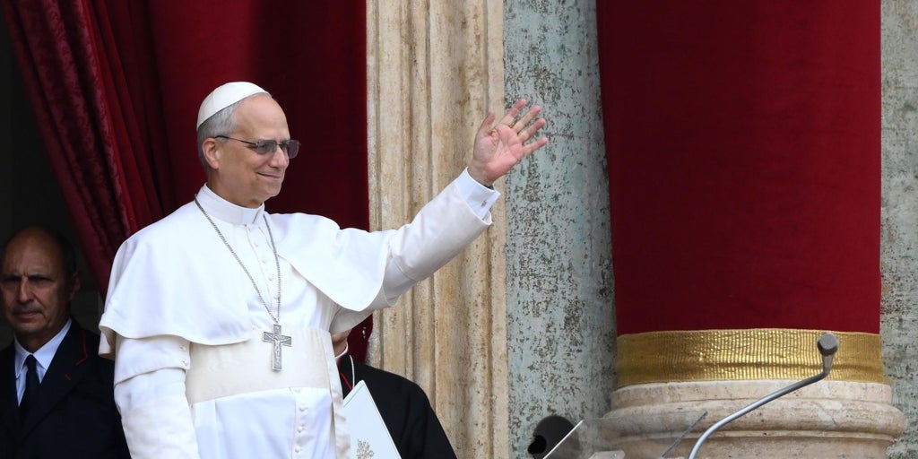 Del '¡no tengáis miedo!' de Juan Pablo II al '¡nunca más la guerra!' de Francisco: el primer ángelus de León XIV