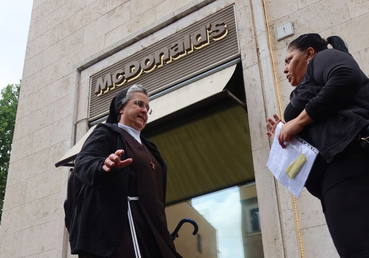Una religiosa, a las puertas de una hamburguesería cercana al Vaticano