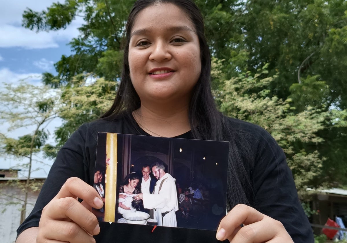 Mildred Camacho, este domingo en Chulucanas mostrando la foto con su padrino, el hoy Papa, el día de su bautizó en 1996