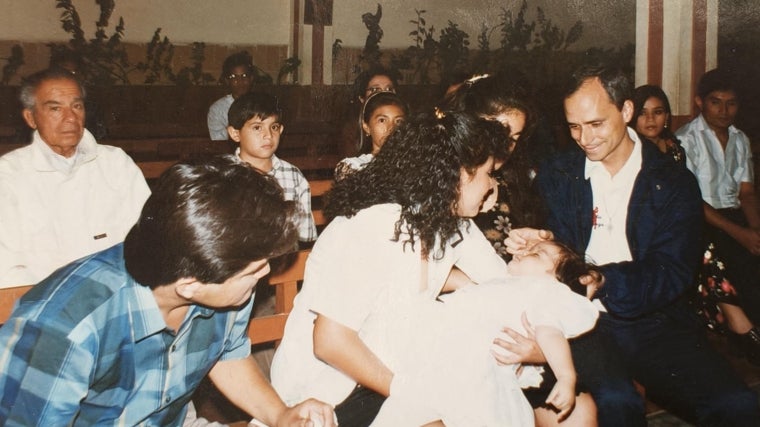 A la derecha ,el padre Prevost ejerciendo como padrino de Mildred el 10 de agosto de 1996