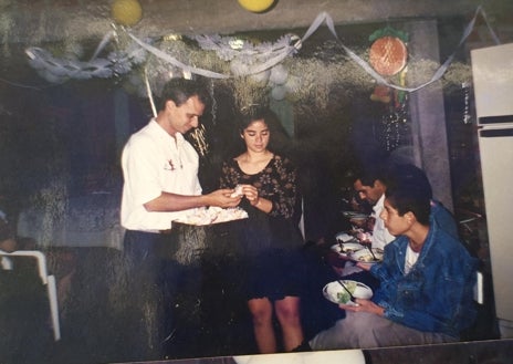 Imagen secundaria 1 - Arriba, Mildred Camacho con su madiro, su padre y sus dos hijas, este domingo; debajo, su madre con el padre Roberto, repartiendo regalos por la celebración; a la derecha, su padre, en la Capilla del centro poblado rural de Cruz Pampa, una de las primeras en las que el hoy Papa ofició misas en Perú
