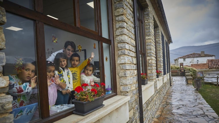 Niños de familias de repoblación en Villar de Río (Soria), en la comaca de Tierras Altas, una de las zonas más vaciadas