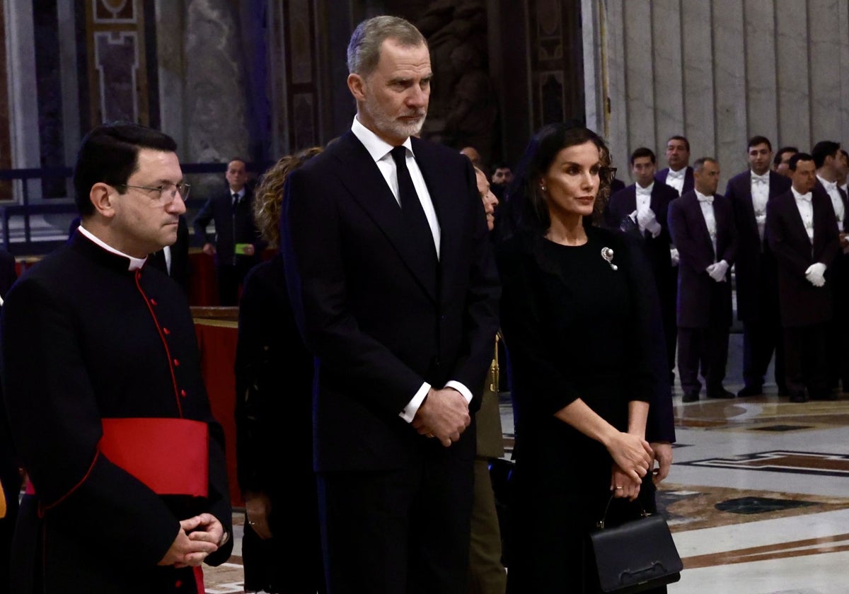 Los Reyes Felipe y Letizia, el pasado 26 de abril, en el funeral del Papa Francisco