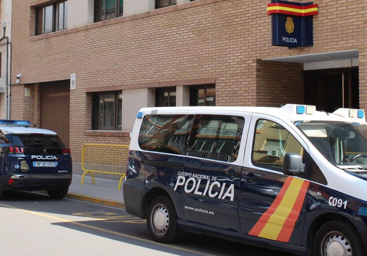 Dos vehículos de la Policía Nacional frente a una comisaría
