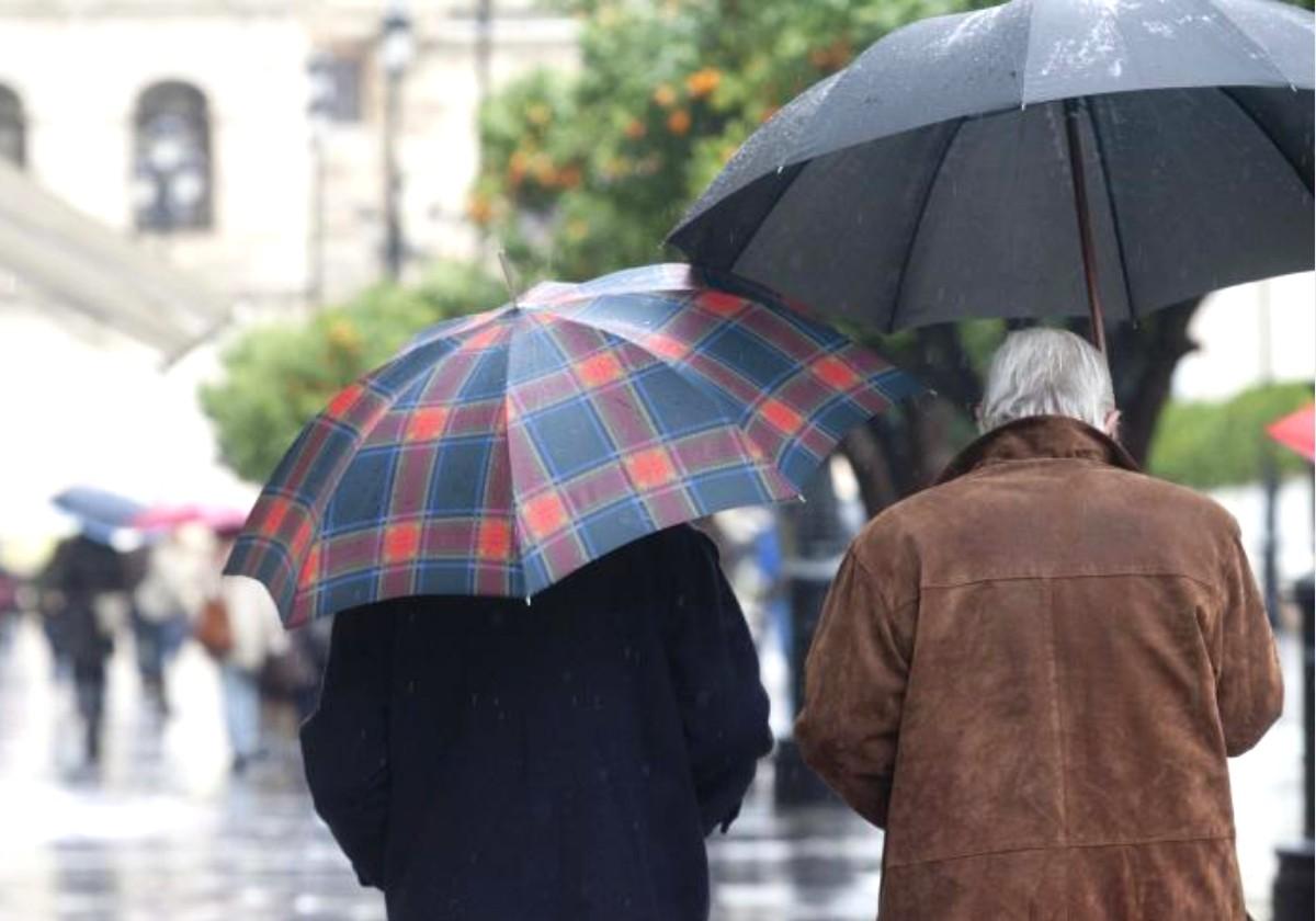 La Aemet lanza avisos a 14 comunidades de España por tormentas y lluvias: las zonas afectadas