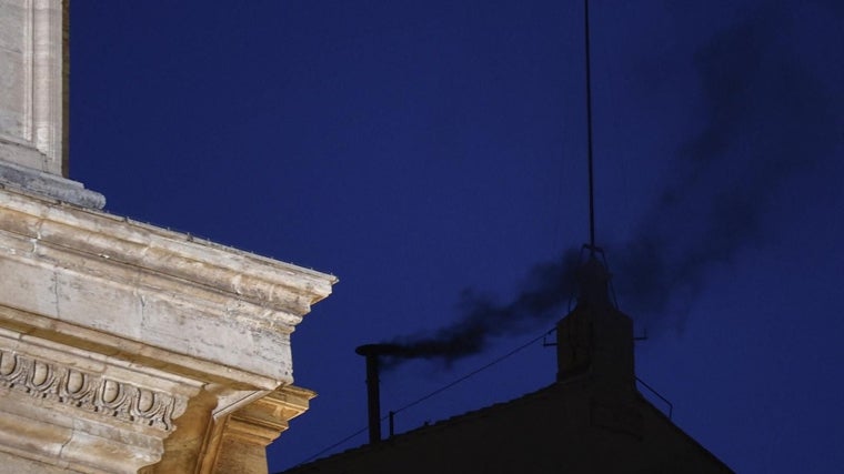 La fumata negra apareció a las 21 horas en la noche romana