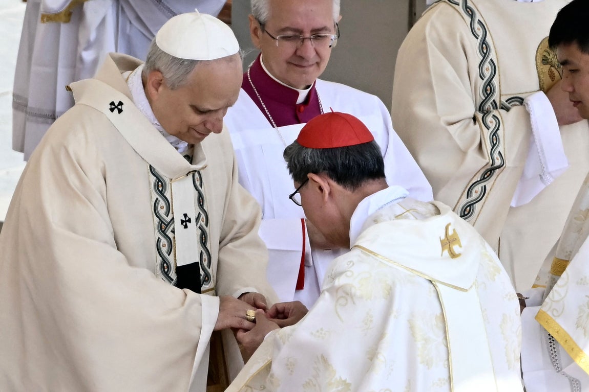 El cardenal Tagle coloca a León XIV el anillo del pescador