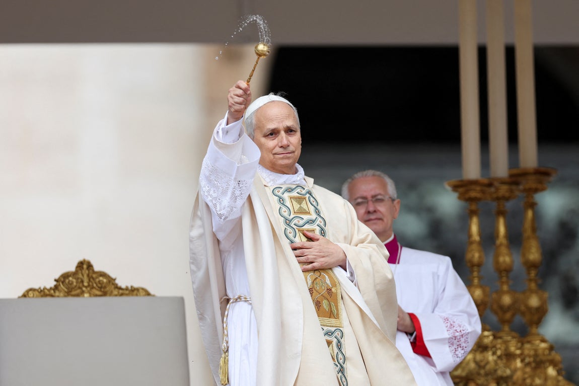 El Papa bendice a los fieles con agua bendita