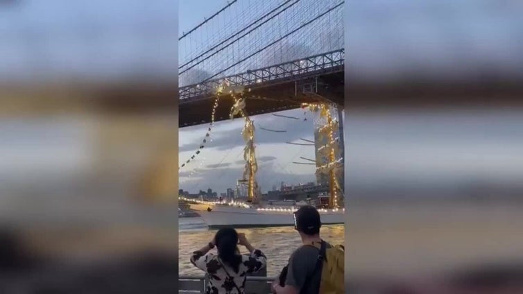 Choque del buque mexicano Cuauhtémoc con el puente de Brooklyn deja 23 heridos, 4 de ellos graves