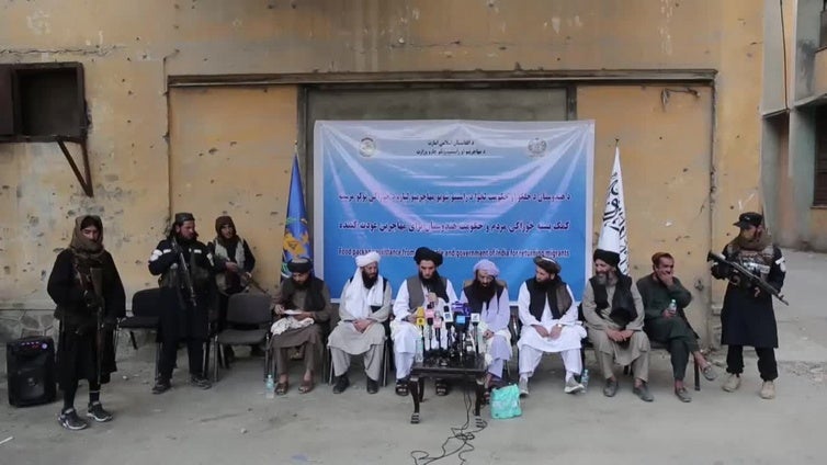 Desplazados en Kabul reciben raciones de comida donadas por el gobierno indio