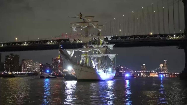 Veintitrés heridos, 4 de ellos graves, al chocar velero Cuauhtémoc con puente de Brooklyn