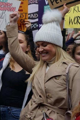 Mujeres protestan en 2018 por el caso Harvey Weinstein, que desembocó en el movimiento MeToo primero en EE.UU. y luego expandiéndose como fenómeno global